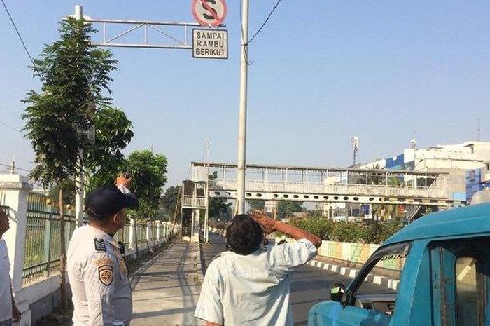 Sopir angkot dihukum hormat ke rambu dilarang stop oleh Dishub