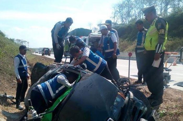 Sedan BMW terperosok di parit  Tol Nganjuk-Madiun dipicu karena ban mobil pecah, Rabu (17/7/2019). 