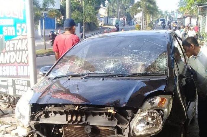 Toyota Yaris tabrak siswa SMP dan bangunan toko di kota Jambi