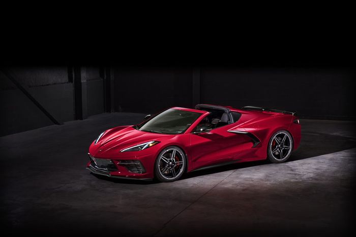 Chevrolet Corvette C8 coupe yang dibuka atapnya.