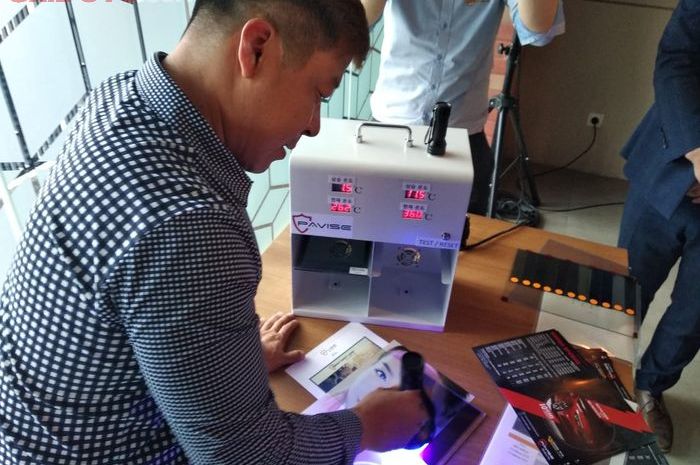 Pengujian kaca fil Pavise oleh Choi Dae Sok, President of Pavise Car, Korea