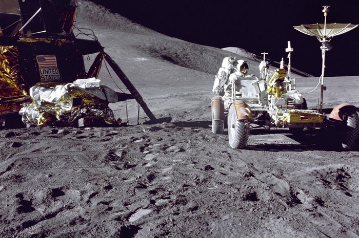 Lunar Rover dan modul Apollo 15 yang membawanya ke bulan
