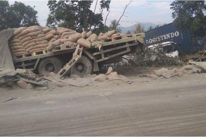 Truk kontainer bernomor polisi B 9077 PEI ditabrak tiga kali oleh truk bermuatan semen di Jalan Raya Cianjur - Sukabumi, tepatnya di Kampung Bangbayang, Desa Bangbayang, Kecamatan Gekbrong (19/7/2019) pukul 01.00 WIB.  