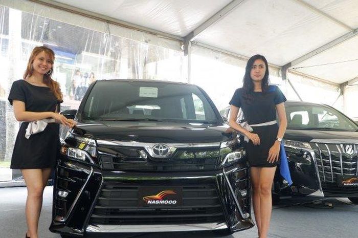 Toyota Alphard dipamerkan oleh Nasmoco di ajang Mandiri Auto and Home Fiesta.