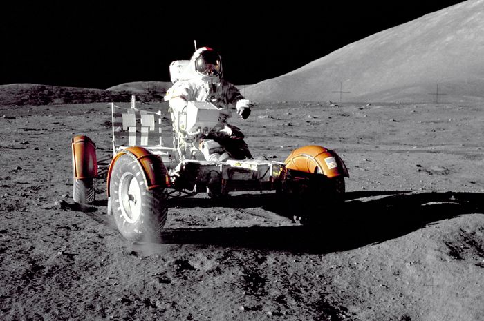 Eugene A. Cernan, Komandan misi Apollo 17 sedang melakukan tes singkat Lunar Rover di bulan