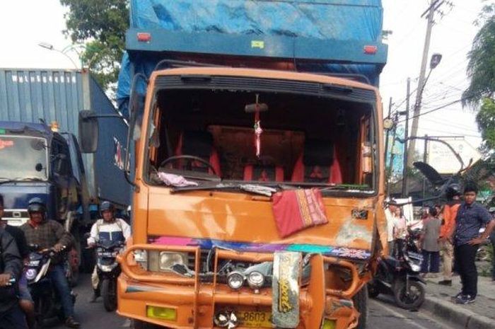 Lakalantas di Jalan Binjai dekat Simpang Patriot antara truk dan dua Honda BeAT, Kamis (18/7/2019). 
