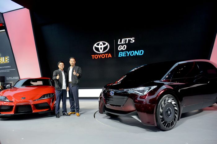 President Director PT Toyota-Astra Motor (TAM) Yoshihiro Nakata (kanan) dan Vice President Director TAM Henry Tanoto (kiri) di depan Toyota GR Supra dan kendaraan konsep Fine-Comfort Ride (F-CR) saat meresmikan booth Toyota pada Gaikindo Indonesia International Auto Show (GIIAS) 2019 yang berlangsun