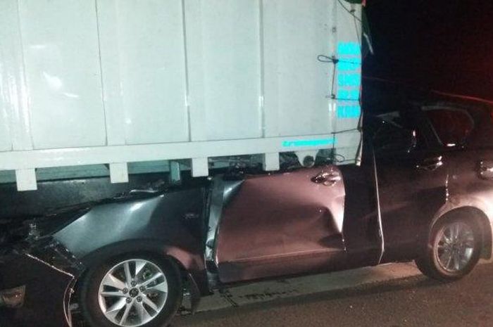 Kecelakaan maut terjadi di Jalur Tol Trans Sumatera yang menyebabkan Toyota Innova nyungsep di kolong pantat kontainer hingga rata