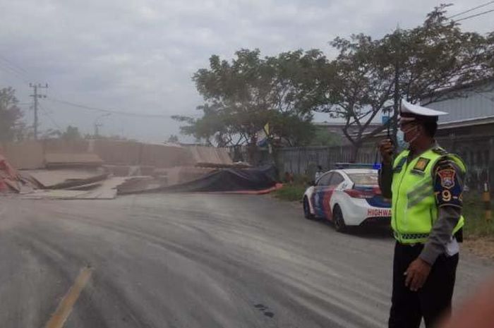 Tubuh truk trailer yang melintang di jalan raya setelah kecelakaan beruntun di Tuban, Jawa Timur.