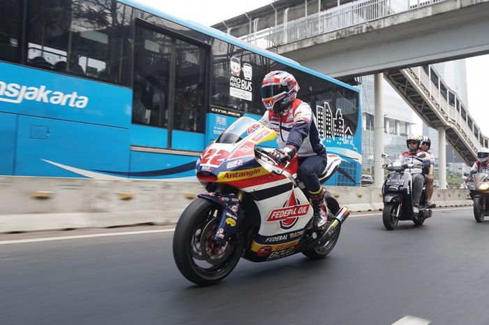 Sam Lowes riding di jalan Gatot Subroto, Jakarta Pusat (20/7)