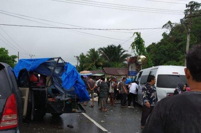 Kecelakaan beruntun melibatkan Suzuki Carry pikap, Isuzu Panther pikap, Toyota Kijang Innova dan Toyota Hiace di Aceh Jaya
