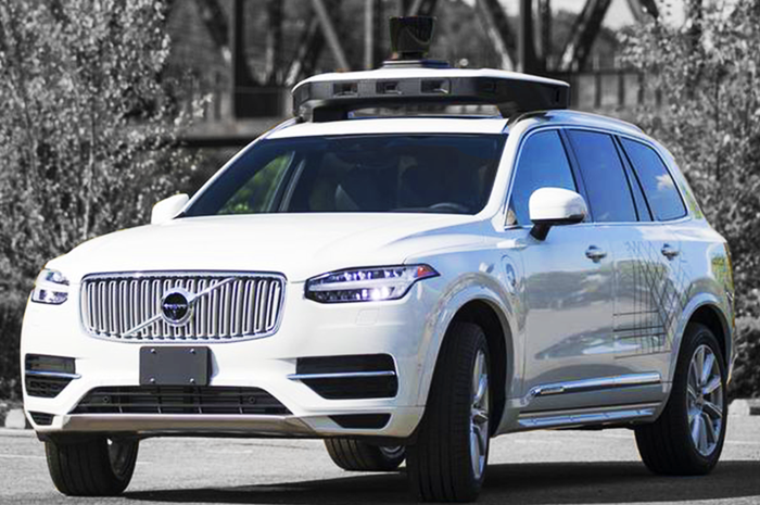 Sebuah SUV putih yang berbasis dari Volvo XC90 digunakan sebagai taksi online otonom Uber.