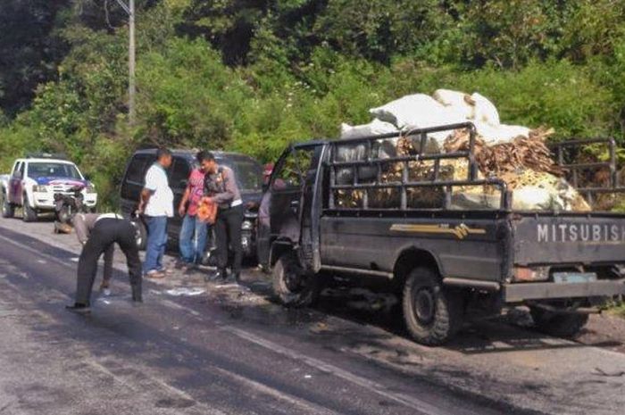 Isuzu Panther dan Mitsubishi L300 laga kambing, kabin ringsek, penumpang terluka parah