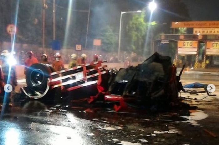 Kondisi bagian 'kepala' truk tangki BBM yang anjlok