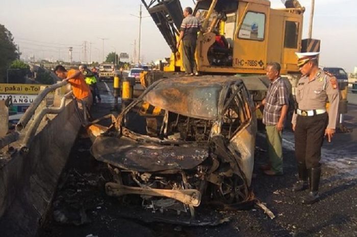 Kondisi Toyota Calya yang terlibat kecelakaan dengan truk tangki Pertamina
