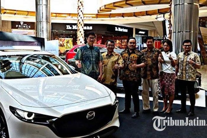 All New Mazda3 sedan diperkenalkan oleh PT EMI di Surabaya, Senin (22/7).