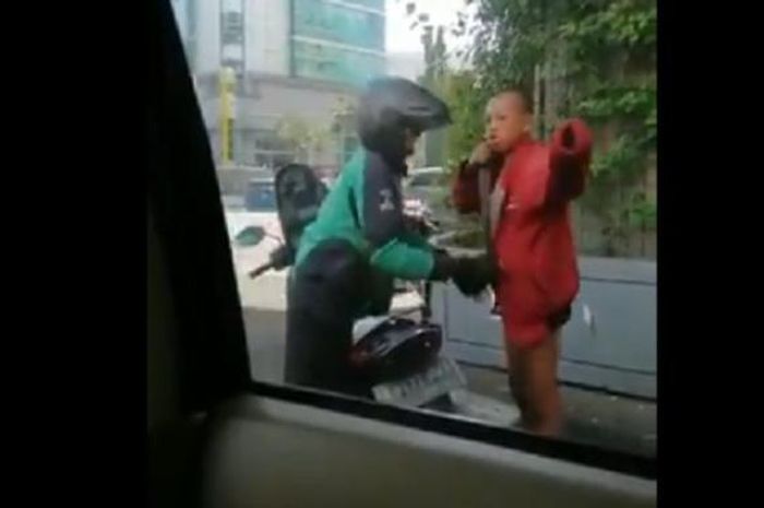 Driver ojek online bernama Syamsul memberikan jaketnya kepada tunawisma yang telanjang di pinggir jalan