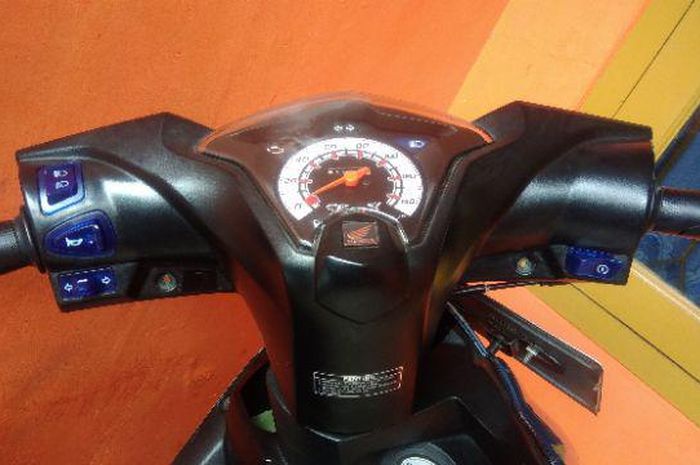 Saklar transparan terpasang di motor Honda