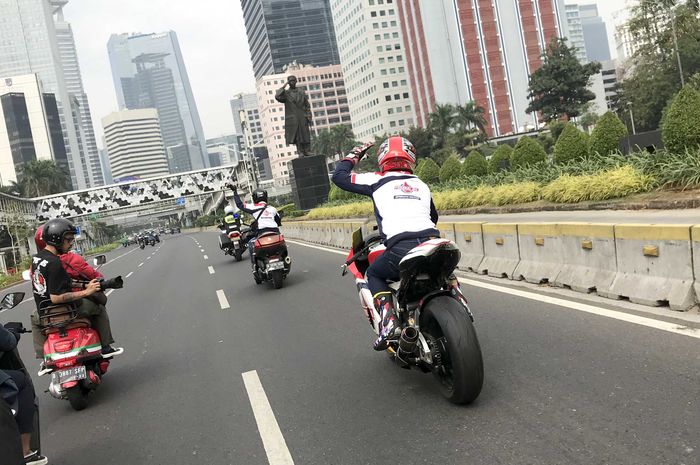 Sam Lowes memberikan penghormatan ketika melintasi patung Jendral Sudirman di kawasan Dukuh Atas, Jakarta Pusat (20/7)