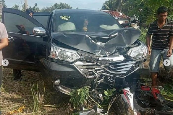 Kecelakaan antara Toyta Avanza dan Honda BeAT