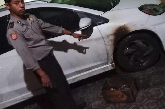 Honda Mobilio yang terkena dampak bom molotof di rumah Sulaiman