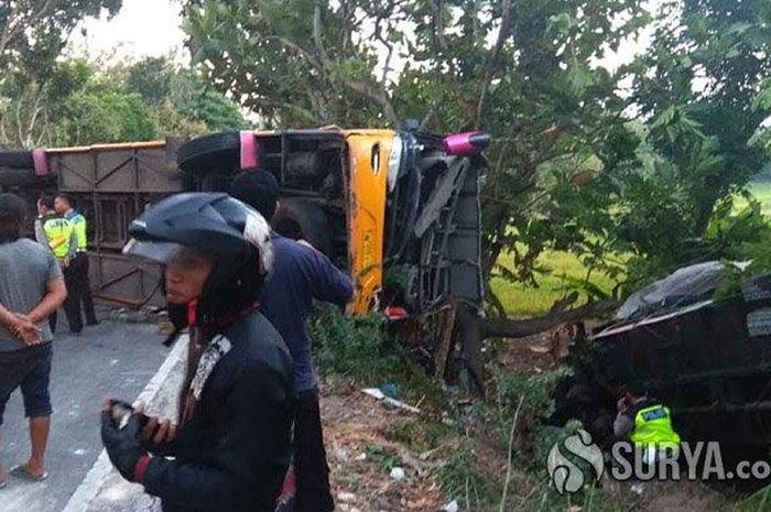 Kondisi bangkai truk tronton dan bus yang nahas, sebagian korban yang dirawat di IGD RSUD Ngimbang, Senin (22/7/2019). 