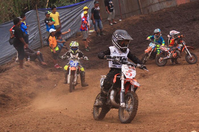 Banyak pembalap cilik yang memulai mengenal kompetisi dari Kejurnas Motocross 50 cc