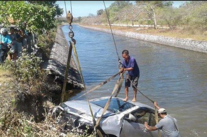 Toyota Avanza Veloz milik Saman sedang diangkut oleh petugas dari sungai.