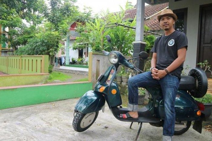 Nandar bersama skuter rarenya, Vespa Bajaj Classic SL