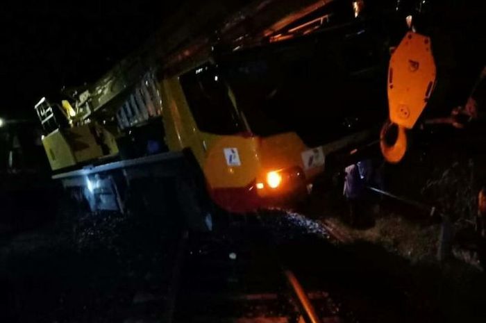 Truk crane milik Pertamina diterjang kereta api batu bara di Prabumulih