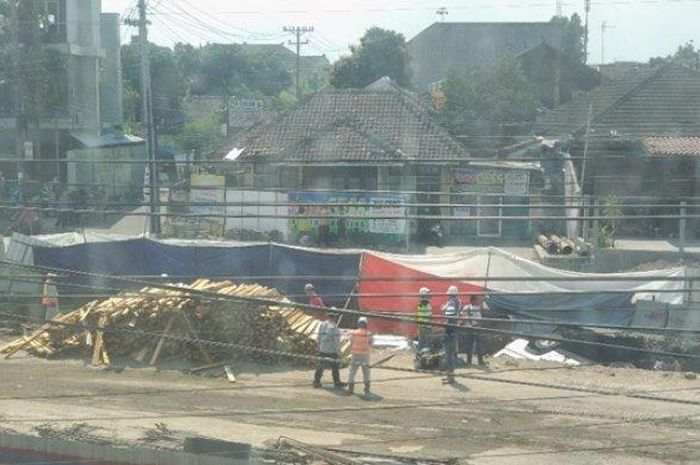 Truk pengangkut kayu terperosok di proyek Underpass Kentungan, Selasa (23/07/2019).