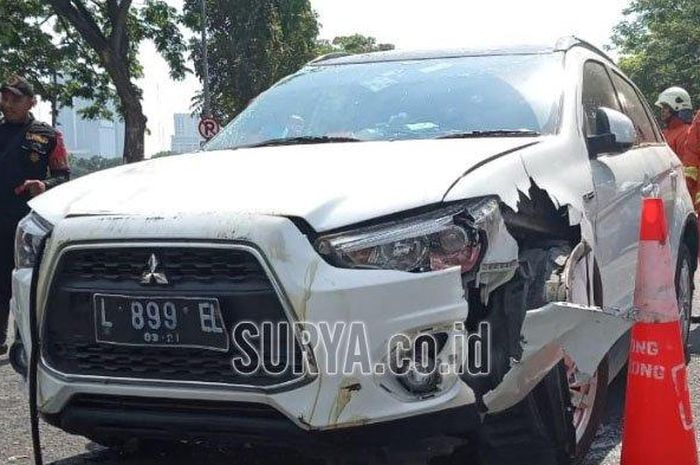 Kondisi mobil Mitsubishi Outlander yang terlibat kecelakaan di Waduk Unesa sebelum di evakuasi petugas, Selasa (23/7/2019).  