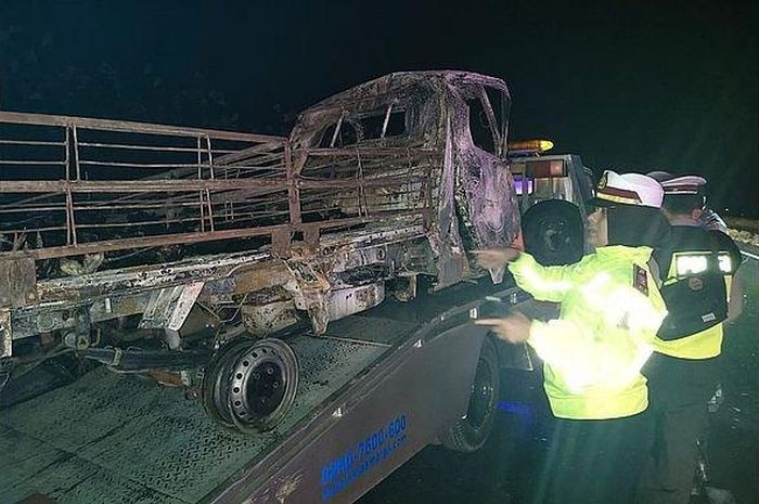 Daihatsu Gran Max hangus terbakar usai hantam Suzuki APV di Tol Cipali