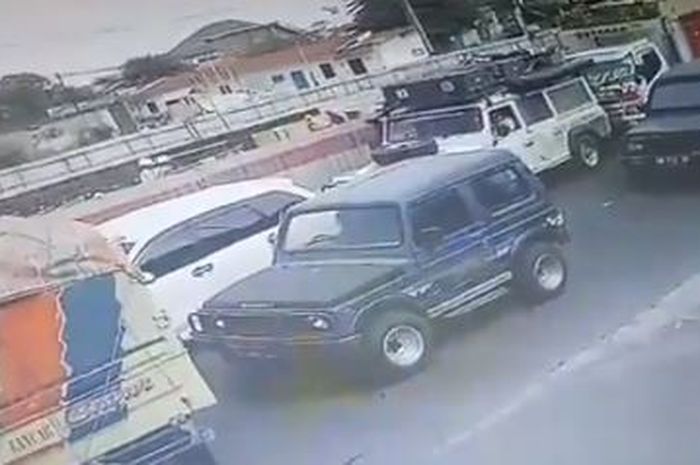 Detik-detik truk dan mobil terperosok ke dalam galian di jalan Kaliurang.