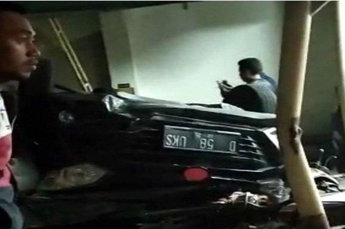 Kondisi Daihatsu Sigra terbalik usai hajar tukang parkir dan pedagang di Garut