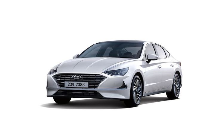 Hyundai Sonata Hybrid yang atapnya pakai panel surya
