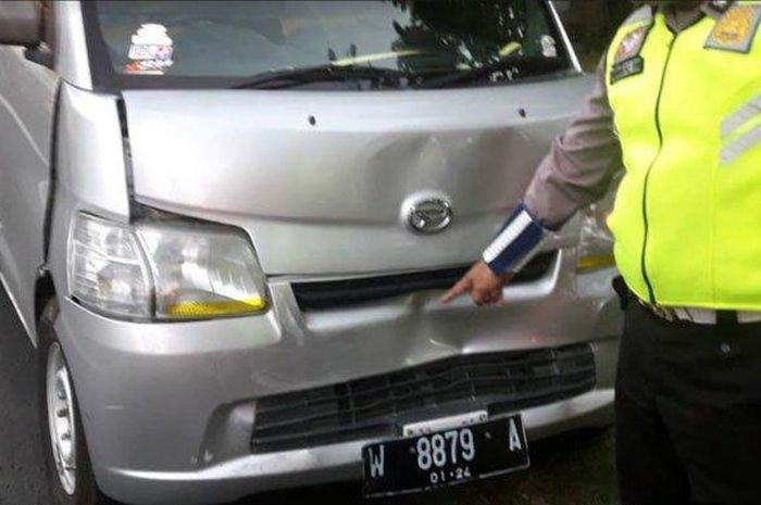 Daihatsu Gran Max terlibat kecelakaan beruntun di tol Waru, Sidoarjo, Jatim berikut lima mobil lain