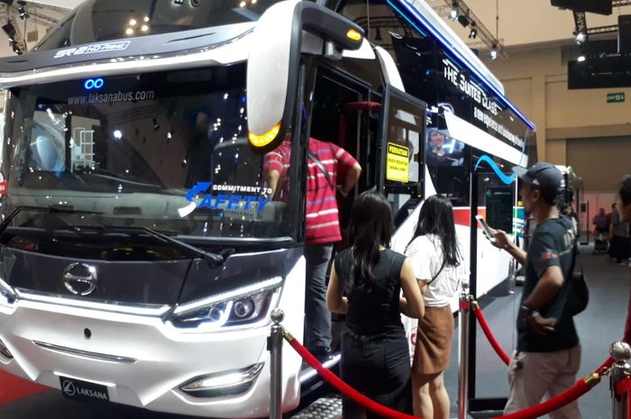 Pengunjung antre untuk melihat bus Suites Class dengan kabin Sleeper