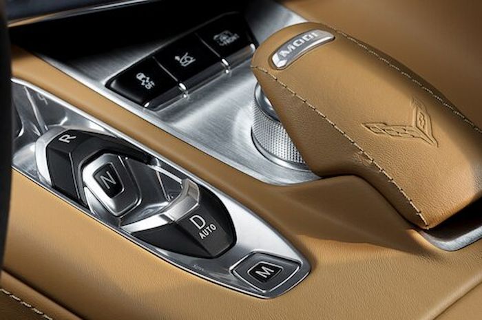 Transmisi delapan percepatan otomatis pada Chevrolet Corvette C8 yang dilengkapi dengan Dual Clutch Transmission