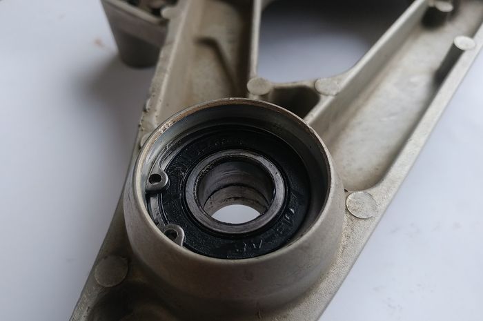 Laher swing arm memang tersembunyi posisinya