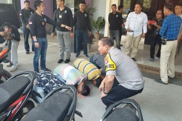 Korban begal sadis yang sujud syukur setelah motornya dikembalikan oleh jajaran Polresta Tangerang.