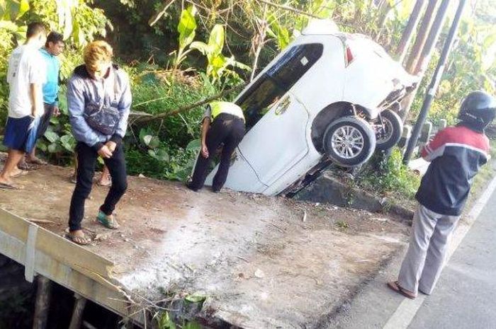 Toyota Avanza masuk selokan setelah terlibat kecelakaan tunggal hingga menyebabkan pengemudi meninggal dunia