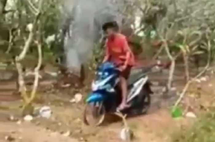 Pemuda dengan sengaja melewati kuburan naik motor