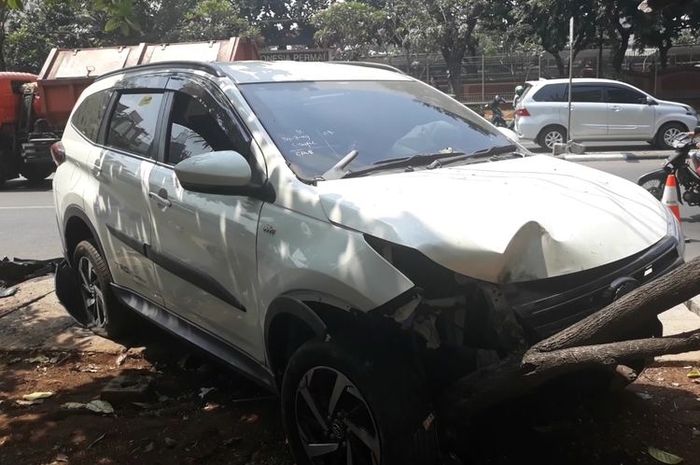 Kondisi Toyota Rush setelah menabrak pohon 