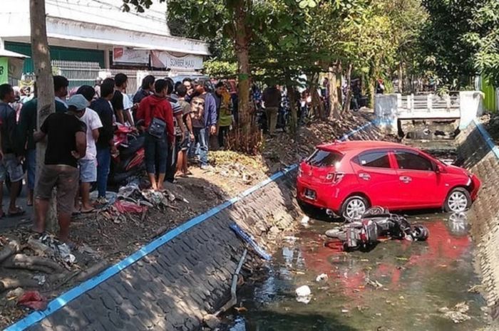 Honda Brio yang dikemudikan nenek di Jombang tercebur di Sungai (22/7/2019).