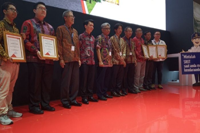 Sosialisasi Isuzu dan Kementerian Perhubungan di GIIAS 2019 mengajak konsumen untuk minta Sertifikasi Uji Tipe Kendaraan Bermotor (SRUT) ketika beli kendaraan.