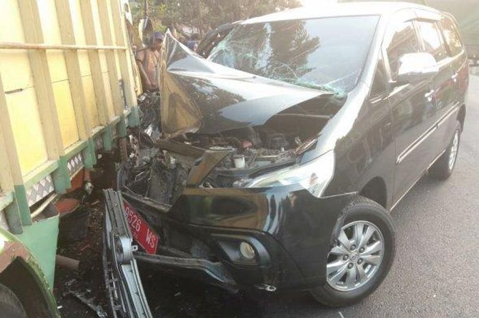 Toyota Innova Kadispora Semarang hantam truk di Jambu, Semarang