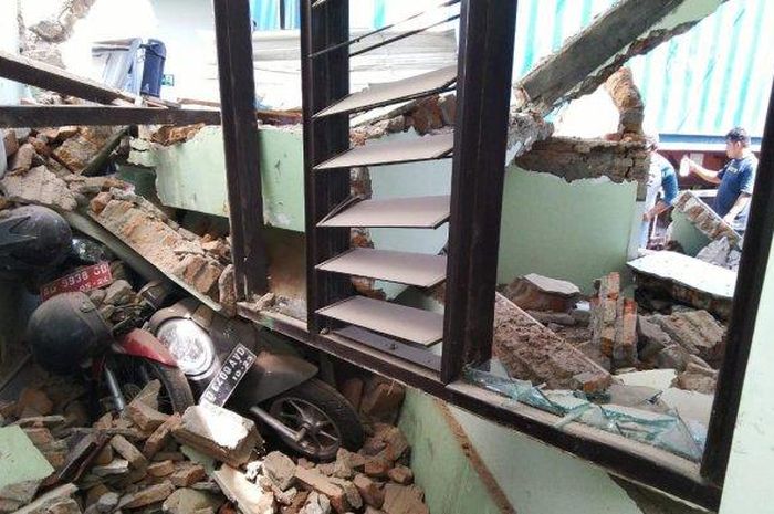 Empat motor rusak tertimpa reruntuhan bangunan akibat terjangan truk kontainer