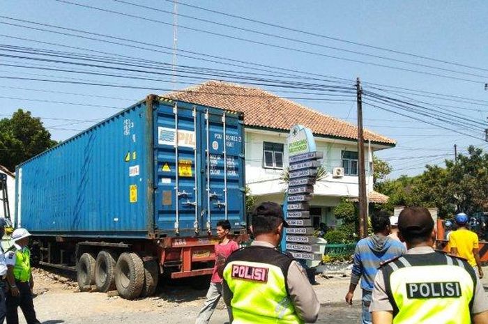 Truk kontainer tabrak puskesmas di Boyolali