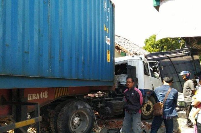 Seorang pengendara motor sempat teseret truk kontainer sebelum menghantm puskesmas